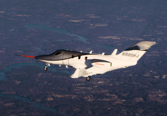 (写真=量産型HondaJet初飛行)